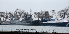 По сообщениям ФСБ, которые появились утром 25 ноября, три корабля украинских ВМС нарушили границу России, не получив разрешения на вход в ее акваторию. Украинская сторона утверждает, что корабли следовали из Одессы в Мариуполь, а Россия была уведомлена о проходе кораблей в срок
