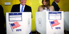 Кандидат в президенты от Республиканской партии Дональд Трамп и его жена Мелания на избирательном участке в Нью-Йорке