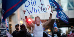 Акции протеста в Филадельфии, Пенсильвания, 5 ноября. Надпись на плакате у мужчины в маске Байдена: «Я уже выиграл?»