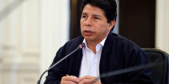 В начале декабря 2022 года конгресс Перу одобрил предложение о начале процедуры импичмента президенту Педро Кастильо: месяцем ранее в стране проходили массовые демонстрации с требованием его отставки из-за подозрений в коррупции. 7 декабря Кастильо предпринял попытку распустить парламент за несколько часов до заседания, на котором должно было быть принято решение об импичменте, однако депутаты все же его провели и проголосовали за отстранение Кастильо от должности. В этот же день против Кастильо выдвинули обвинения в организации мятежа