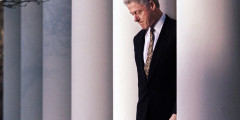 В 1998–1999 годах была предпринята попытка импичмента 42-го президента США Билла Клинтона. Его обвиняли в сексуальных связях с 25-летней Моникой Левински, попавшей на работу в Белый дом в качестве практикантки. Республиканская партия, имевшая на тот момент большинство в обеих палатах конгресса, инициировала голосование по вопросу отставки президента.

Клинтону были выдвинуты обвинения в лжесвидетельстве, препятствовании правосудию (на первом судебном заседании Клинтон отрицал связь с Левински) и злоупотреблении должностным положением. Палата представителей одобрила первые два обвинения и направила их в сенат. В итоге Клинтон сохранил свой пост благодаря тому, что за отставку президента проголосовали менее двух третей сенаторов