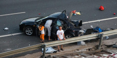 В Китае разбился трейлер с люксовыми автомобилями. Фотослайдер 0