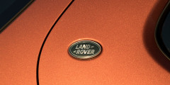 У Discovery шильдик расположен на двери, а у младшего Dsicovery Sport &ndash; на стойке кузова.