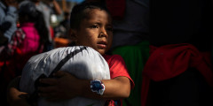 Колонна с мигрантами росла по мере их движения: если сначала в ней было менее 200 человек, то к моменту пересечения границы Гондураса их число выросло до 1 тыс. человек, а затем еще в четыре раза
