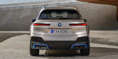 У BMW появился электрический кроссовер iX. Что о нем известно