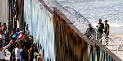 Ситуация с караваном мигрантов, которые идут к границам США из Гондураса, начала развиваться еще в середине октября. «Гватемальцы бежали от нищеты, гондурасцы — от бандитов, никарагуанцы — от жестких политических репрессий», — пишет о беженцах The Washington Post.

29 октября мигранты дошли до города Оахака в Мексике, к 15 ноября часть из них добралась до границы. Многие из них — представители ЛГБТ-сообществ, которые ищут убежища в США
