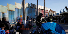 По словам Трампа, мигранты должны ожидать разрешения на пересечение границы в специально оборудованных лагерях на границе. «Они [палатки] будут очень красивые, и они [мигранты] будут ждать там [решения о предоставлении убежища], и если они его не получат, то пускай убираются», — заявил президент в интервью FoxNews
