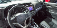 Новая Honda Fit получила камеру заднего вида в базовой версии. Фотослайдер 0