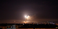 Авиация Израиля атаковала объекты Ирана в Сирии и батареи ПВО правительственных сил арабской республики. Среди объектов, в частности, иранский военный лагерь к северу от Дамаска и склады вооружения в аэропорту сирийской столицы, сообщили в армии обороны Израиля.