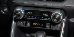 Базовые ценности. Тест-драйв Toyota RAV4 и Kia Sportage - Тойота Салон