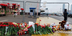 После теракта к «Крокус Сити Холлу» люди стали приносить цветы, игрушки, зажигали свечи