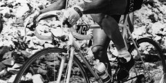 Борьба с допингом началась лишь во второй половине 1960-х после резонансного инцидента с ведущим британским велогонщиком Томом Симпсоном  (на фото). 13 июля 1967 года на 13-м этапе велогонки «Тур де Франс» во время подъема на гору Ванту Симпсон упал с велосипеда и скончался. Причиной смерти стала остановка сердца, вызванная употреблением амфетамина в сочетании с алкоголем на фоне большой физической нагрузки. При жизни Симпсон не скрывал, что употребляет амфетамины «для поддержания формы».

Скандал вокруг гибели спортсмена привел к тому, что Международный олимпийский комитет (МОК) учредил комиссию по борьбе с допингом и составил первый список запрещенных для употребления спортсменами препаратов.
