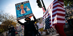 Марш активистов Shutdown DC около Белого дома, Вашингтон, 5 октября. Надпись на плакате: «Игра окончена, фашистский клоун»