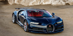 Bugatti Chiron

Bugatti Chiron&nbsp;&mdash;&nbsp;развитие гиперкара Veyron, но&nbsp;мотор W16 с&nbsp;четырьмя турбокомпрессорами развивает 1500&nbsp;л.с. и&nbsp;1600 Нм против&nbsp;1200&nbsp;л.с. и&nbsp;1500 Нм у предшественника. Разгон до&nbsp;100 км/ч остался на&nbsp;прежнем уровне &ndash;&nbsp;2,5&nbsp;с, но&nbsp;200 км/ч и&nbsp;300 км/ч новый гиперкар достигает быстрее: за&nbsp;6,5 и&nbsp;13,6 с&nbsp;соответственно. Максимальная скорость&nbsp;&mdash; 420 км/ч, при&nbsp;этом спидометр Chiron размечен до&nbsp;500 км/ч, и&nbsp;будущие спецверсии имеют все шансы установить очередной рекорд.
