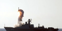 Стрельба высокоточным оружием из ракетного комплекса «Калибр-НК», установленного на корабле «Дагестан» Каспийской военной флотилии. Дальность ударов «Калибра» по наземным целям достигает 2,6 тыс. км. Каждый корабль несет восемь таких ракет.


