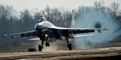 Истребитель Су-35С

Новейший российский самолет (производится с 2008 года, на вооружении стоит с 2014-го) второй раз появится в небе над Красной площадью, сообщал «Интерфакс» со ссылкой на Минобороны. В прошлом году один истребитель поколения «4++» возглавлял пилотажную фигуру «тактическое крыло».

Самолет может нести на борту до 8 т высокоточных ракет или до шести современных корректируемых бомб КАБ-500.

Многоцелевой сверхманевренный истребитель участвовал в сирийской операции с января 2016 года. Звено из четырех Су-35С было переброшено на базу Хмеймим после инцидента со сбитым турецкими ВВС бомбардировщиком Су-24. 

После приказа президента Владимира Путина о выводе войск из Сирии 14 марта самолеты группы продолжили выполнять стоящие перед ними задачи: сопровождение ведущих работу бомбардировщиков и контроль над воздушным пространством.
