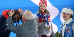 Елене Никитиной (на фото в центре) будет возвращена бронза, которую она также выиграла в соревнованиях по скелетону.
