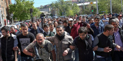 Активисты также пытались заблокировать работу станции метро «Еритасардакан», но оттуда их вывели сотрудники правоохранительных органов. Протестующие намеревались войти в здание Национального собрания Армении. Путь к зданию парламента перекрыли полицейские.