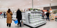 В Нидерландах наблюдается всплеск продаж гигиенических средств, чистящих средств, парацетамола, муки, дезинфицирующих средств, супов и других скоропортящихся продуктов