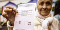 Женщина демонстрирует заполненный избирательный бюллетень на референдуме о независимости Каталонии 

