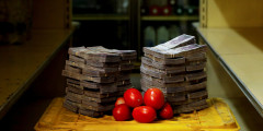 1 кг помидоров стоит в магазине Каракаса 5 млн боливаров, или $0,76
