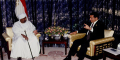 Президентом Судана аль-Башир стал в 1993 году, на эту должность его назначил Совет командования революции национального спасения (при этом орган объявил о самороспуске). Выборы в стране появились позже, под давлением международных организаций. Все их аль-Башир выигрывал со значительным отрывом от соперников. В частности, на последних, в 2015 году, он набрал более 94% голосов. Партии снова были легализованы в 1999-м
