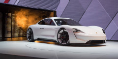 Первый серийный электрокар Porsche сделают похожим на Mission E. Фотослайдер 0