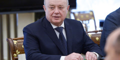 Единственный руководитель проанализированных силовых структур, заработавший больше своих непосредственных подчиненных, — это директор СВР, экс-премьер Михаил Фрадков, который получил в 2015 году 20,3 млн руб.
