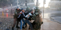 Столкновения демонстрантов с полицией в Сантьяго, Чили