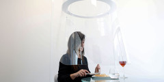 Дизайнер Кристоф Гернигон представил защитные колпаки из плексигласа для посетителей ресторанов.

На фото:  презентация в Кормей-ан-Паризи​

