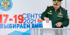 Глава Минобороны Сергей Шойгу на избирательном участке в Московской области