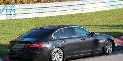 Удлиненная версия Jaguar XF впервые замечена на тестах. Фотослайдер 0