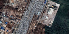 Этот спутниковый снимок Google датирован 2022 годом и, судя по состоянию растительности, сделан весной. Парковка целиком забита автомобилями&nbsp;&mdash; их тут около четырех тысяч