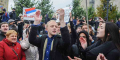 Участники акции скандировали лозунги предыдущих акций протеста оппозиции: «Долой диктатуру!», «Полиция с народом — не служи уродам!», «Мы не уйдем», «Путин — позор России!»