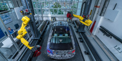 Опубликованы первые изображения седана BMW 5-Series нового поколения. Фотослайдер 0