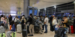 Очередь пассажиров, которая образовалась после того, как Израиль закрыл свое воздушное пространство для всех внутренних и международных рейсов. Небо над страной было закрыто с 01:00 до 07:00 мск, аэропорт Бен-Гурион прекратил работу.