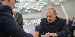 Президент России Владимир Путин на избирательном участке №2151 в Российской академии наук (РАН)


