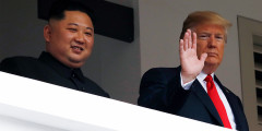 Вместе Трамп и Ким Чен Ын поприветствовали собравшихся журналистов и гостей саммита