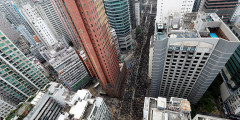Протесты начались 9 июня. Тогда, по данным полиции, на улицы вышли 240 тыс. человек (организаторы сообщали об 1 млн протестующих)