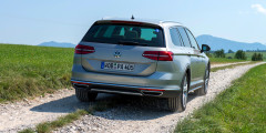 Volkswagen назвал российские цены на универсал Passat. Фотослайдер 0