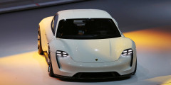 Компания  Porsche привезла во Франкфурт 600-сильный электрокар. Фотослайдер 0