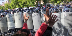 Акцию протеста в Ереване организовал депутат Национального собрания Армении Никол Пашинян. Он заявил, что если парламент соберется на выездное собрание, то депутат вместе со сторонниками возьмет город под свой контроль.