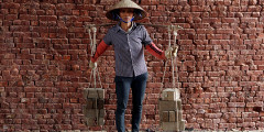 Пхун Тхи Хай (54), Вьетнам, вместе с 25 женщинами работает на фабрике по производству кирпичей на окраине города Ханой, Вьетнам. Переносит на себе 3 тыс. кирпичей в день: «К сожалению, 54-летняя женщина вынуждена работать на кирпичном заводе, чтобы кормить семью. Занимаясь такой же работой, мужчины получают больше. Я не единственная женщина в поселке, которая работает в поте лица и не имеет при этом ни образования, ни страховки, ни будущего».
