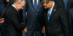 Президент России Владимир Путин (слева) и председатель КНР Си Цзиньпин
