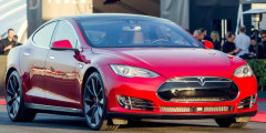 Tesla представила самую мощную модель в истории. Фотослайдер 0