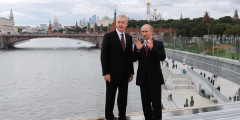 Сергей Собянин и Владимир Путин во время посещения парка «Зарядье»