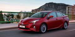 Toyota Prius
Продано в феврале: 1 автомобиль

В феврале Toyota заявила о возобновлении поставок на российский рынок гибридов Prius, теперь уже нового поколения и с системой ЭРА-ГЛОНАСС. Бензин-электрическая установка хэтчбека развивает 122 л.с., а средний расход бензина заявлен на уровне 3,5 л на 100 км пути. Российские версии оснащаются морозостойкой никель-металл-гидридной батареей и стоят 2 112 тысяч рублей. В феврале в статистику AEB попал один гибрид.
