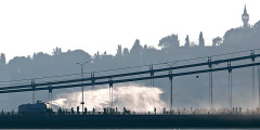 Полиция применяет водомет против мятежных солдат на мосту через Босфор


