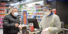 Кассир в защитном костюме в аптеке Уханя, провинция Хубэй.

По данным ВОЗ на 10 февраля, в провинции Хубэй зарегистрирован​ 29 631 случай заболевания коронавирусом
