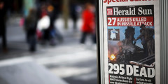 Обложка газеты Herald Sun на улицах Мельбурна, Австралия 